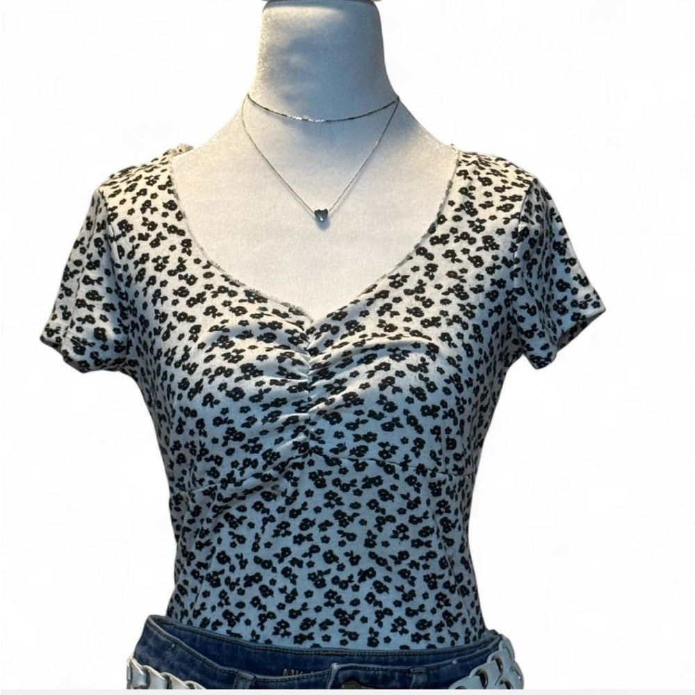 Floral Black and White Women's Top size medium p-p15” L-19”
